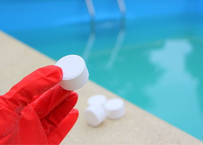 Xử lý nước hồ bơi đúng cách là gì